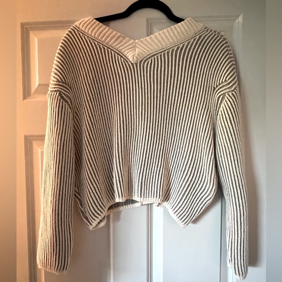 Woman’s cardigan sweater - Picture 2 of 3